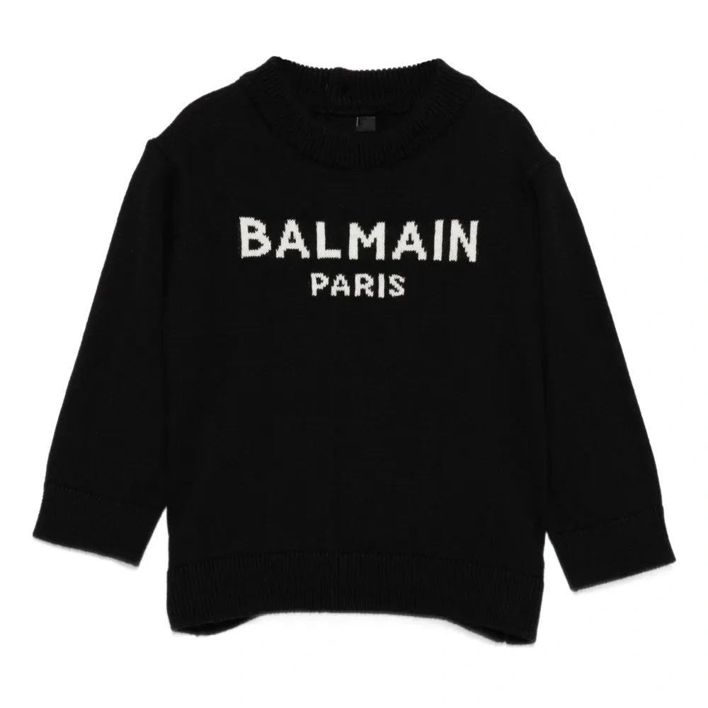 свитер с вышитым логотипом