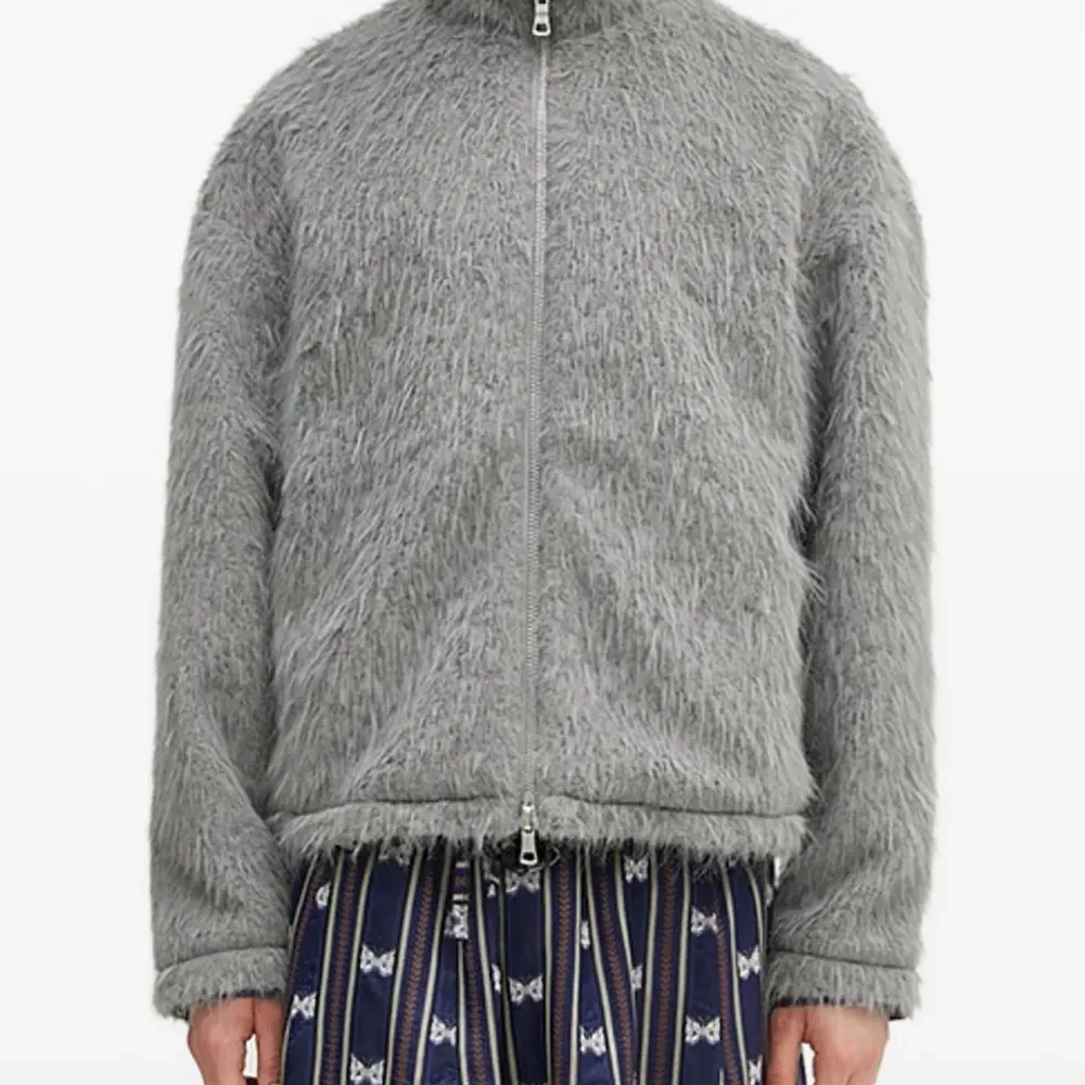 куртка с высоким воротником