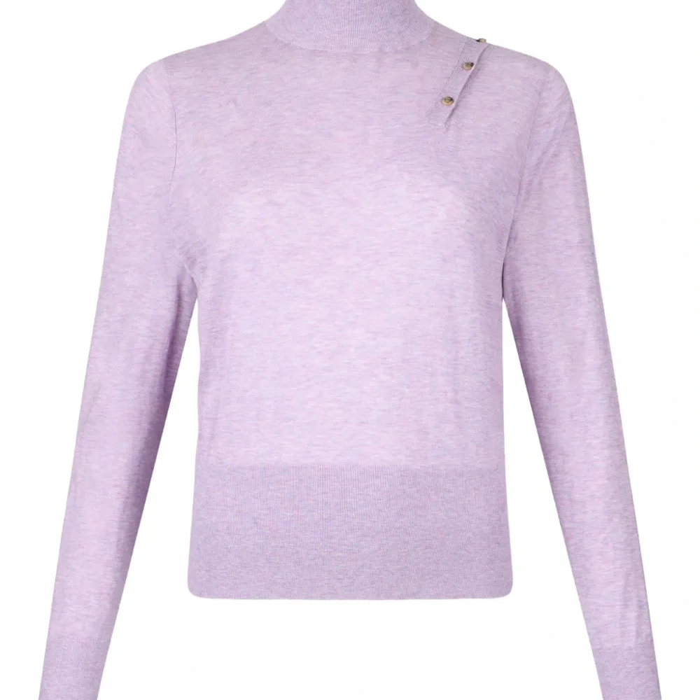 Свитер с высоким воротником и вырезами