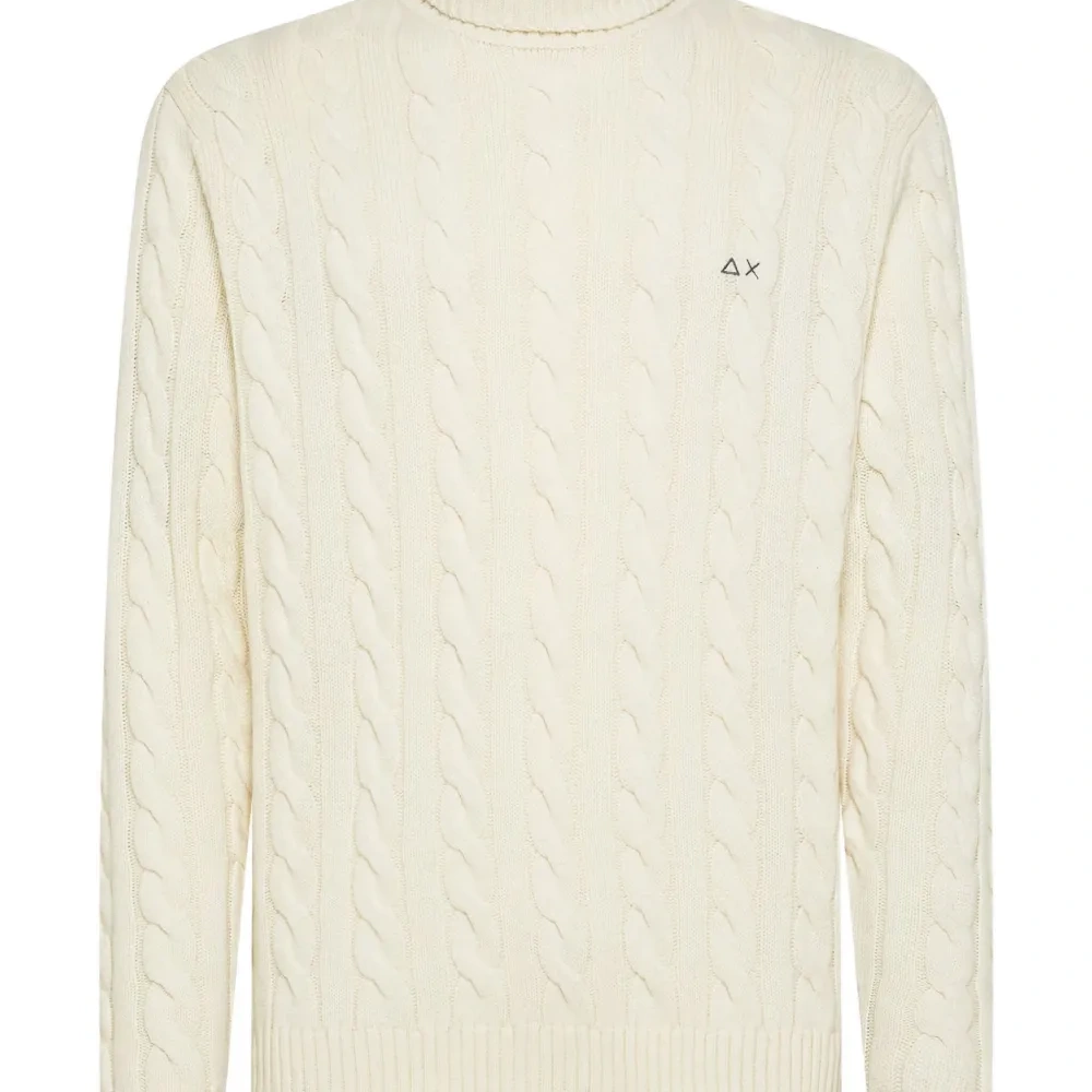 Вязаный свитер с высоким воротником