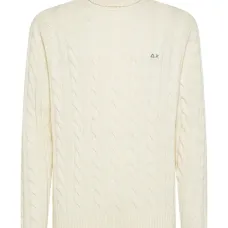 Вязаный свитер с высоким воротником