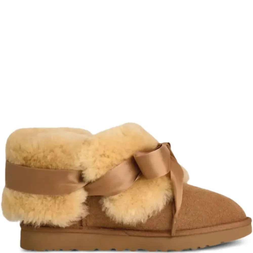 Ботинки с мехом и логотипом