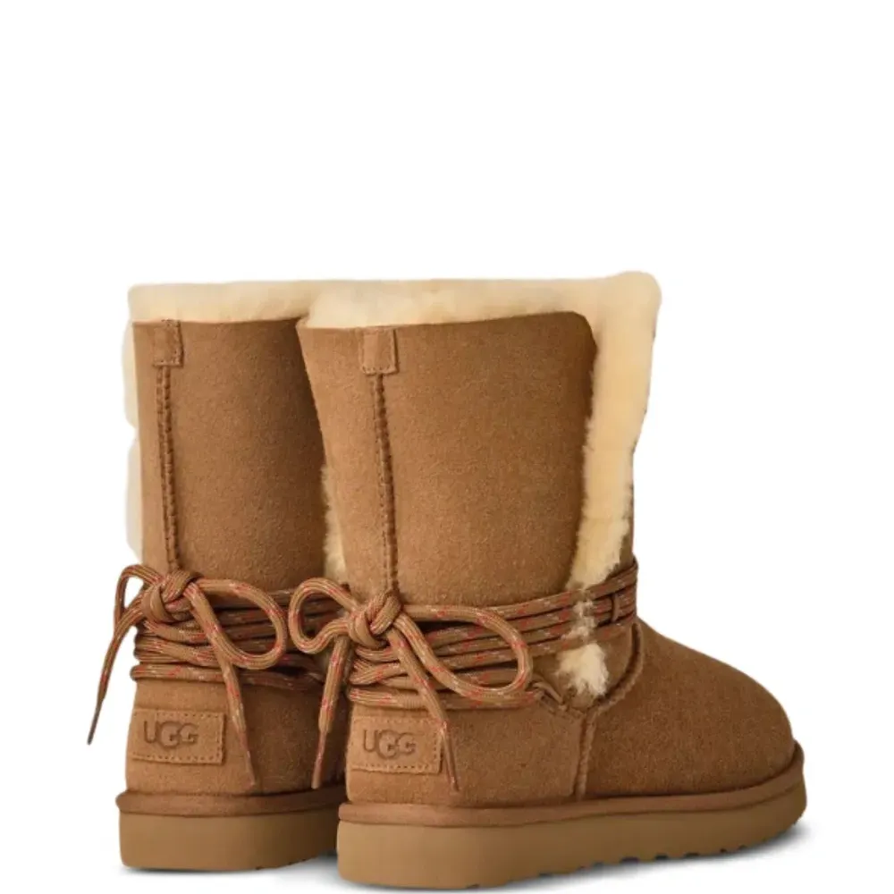 Ботинки с мехом и логотипом