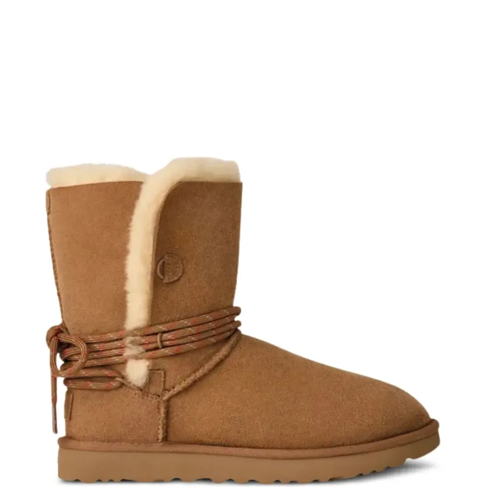 Ботинки с мехом и логотипом