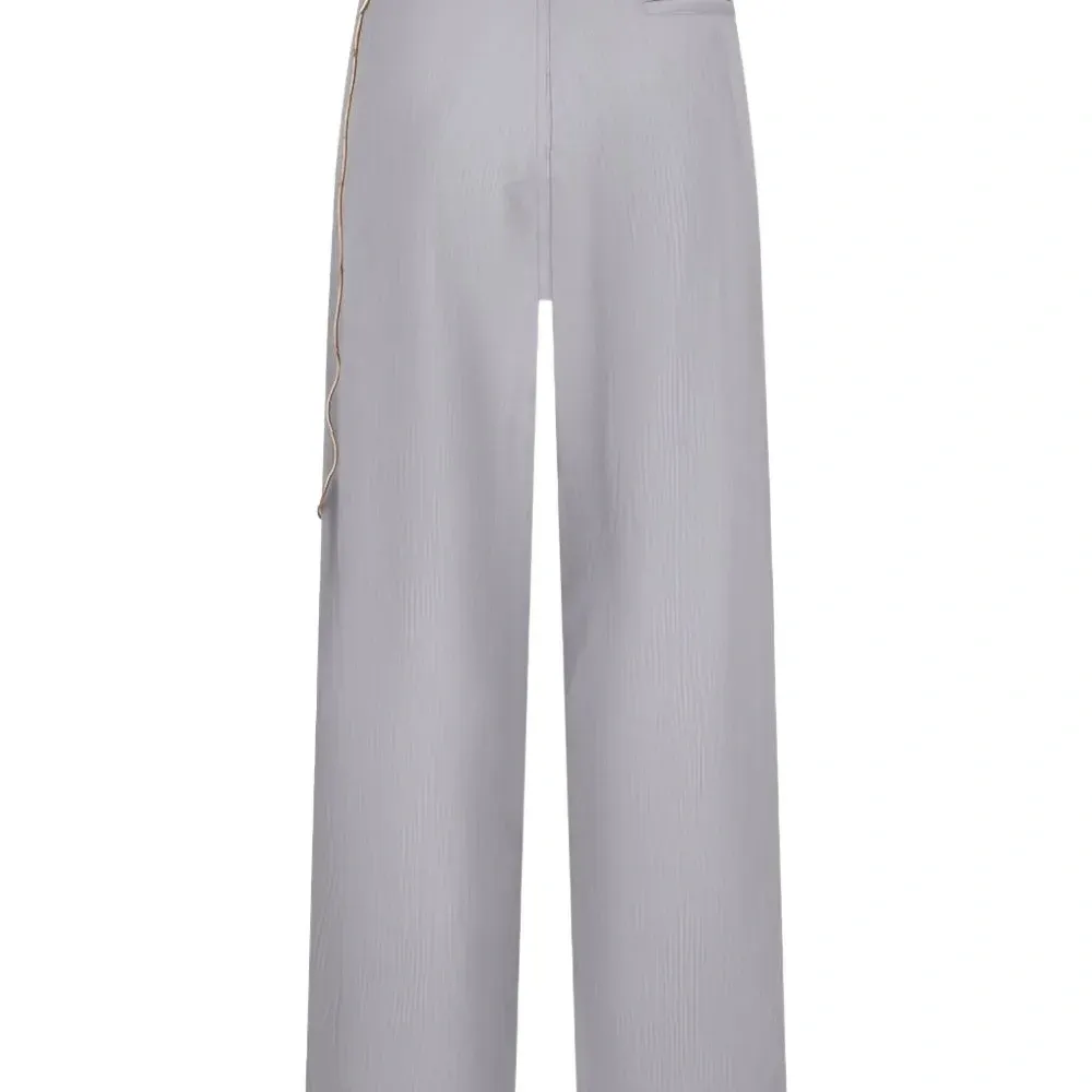 Брюки со складками и цепочкой Брюки со складками и цепочкой