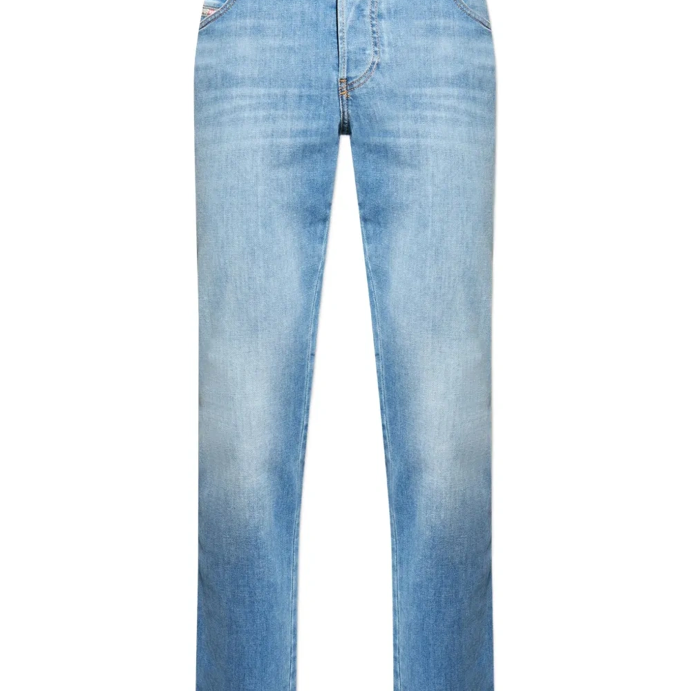 Джинсы с пластиной-логотипом