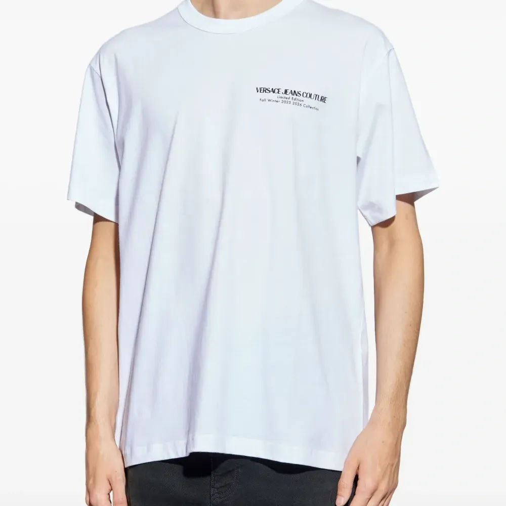 футболка с логотипом