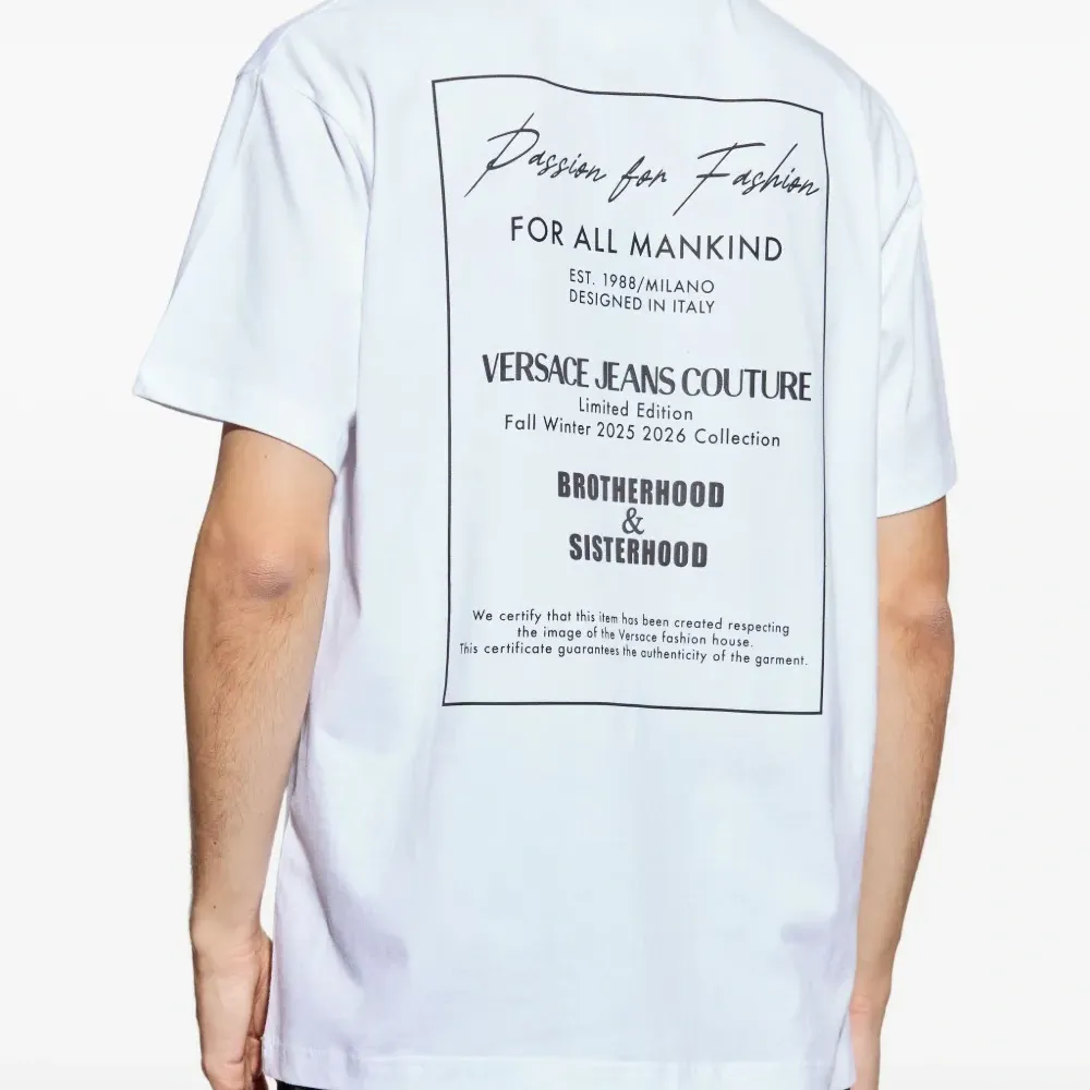 футболка с логотипом