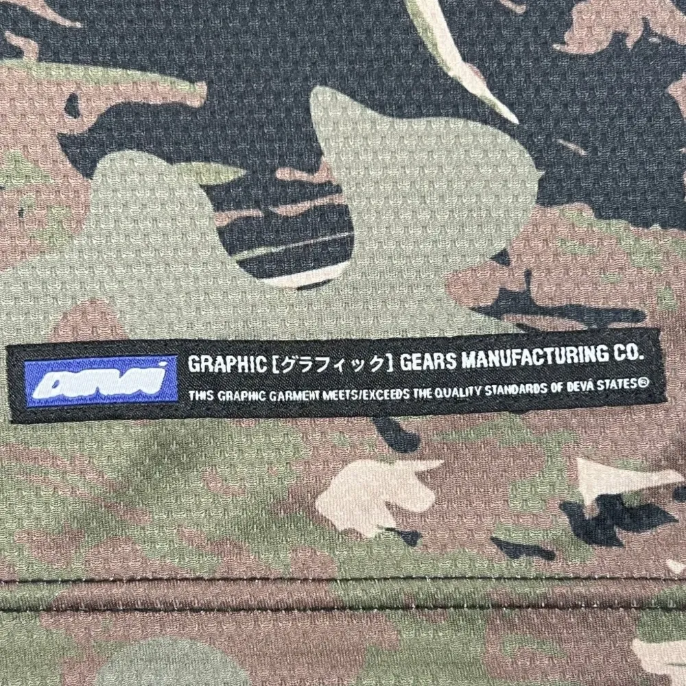 футболка с камуфляжным принтом