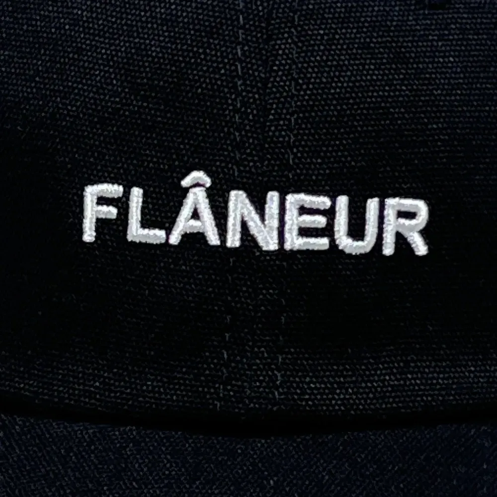 Кепка с вышитым логотипом