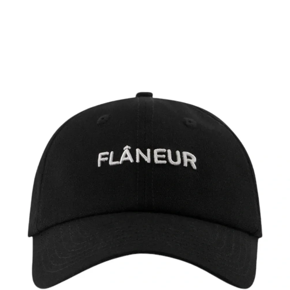 Кепка с вышитым логотипом