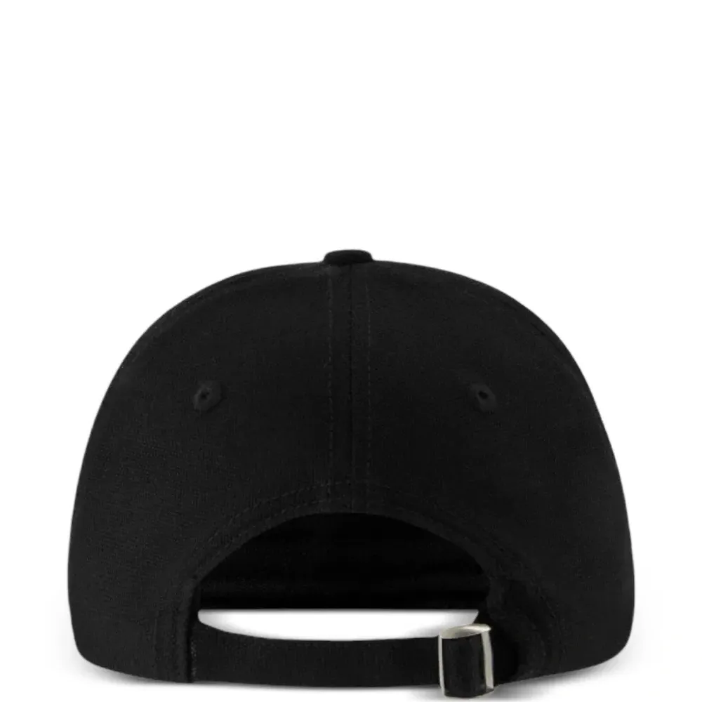 Кепка с вышитым логотипом