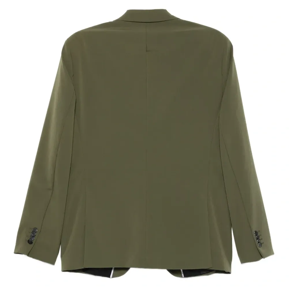 Пиджак с заостренными лацканами Пиджак с заостренными лацканами