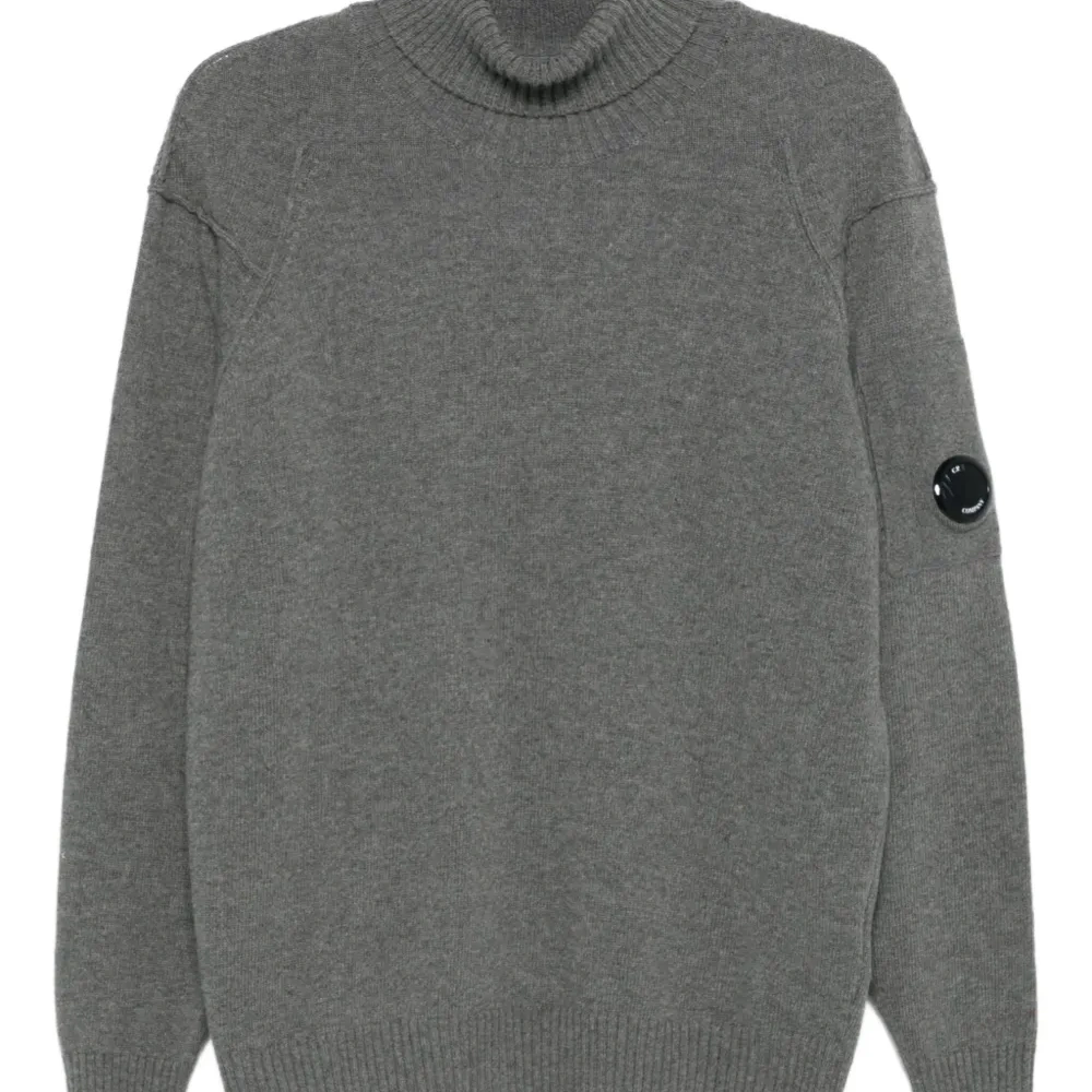 Свитер с высоким воротником