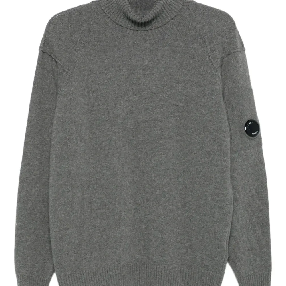 Свитер с высоким воротником