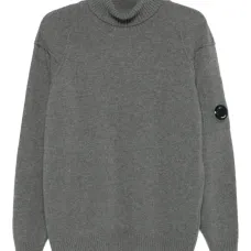 Свитер с высоким воротником