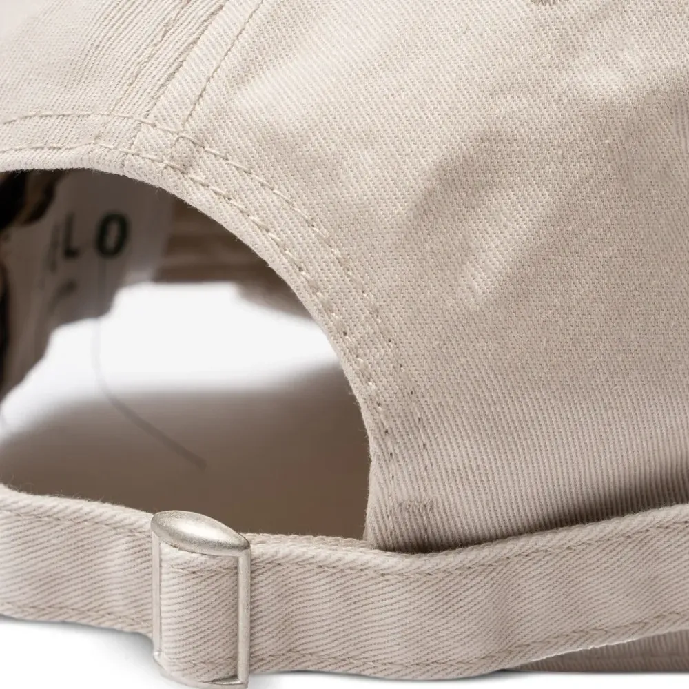 бейсболка с вышитым логотипом