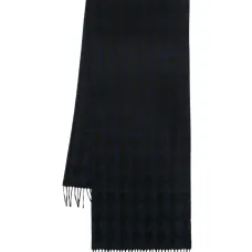 Шарф с бахромой и узором