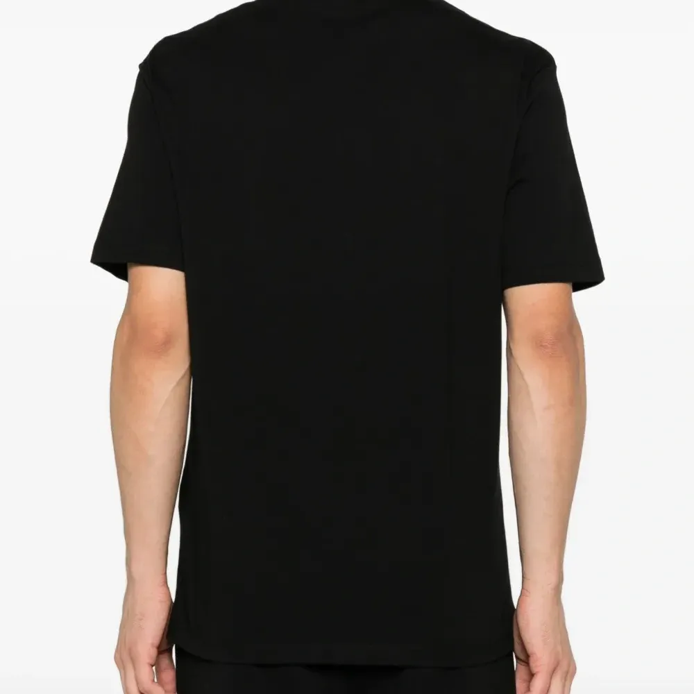 Футболка с вышитым логотипом