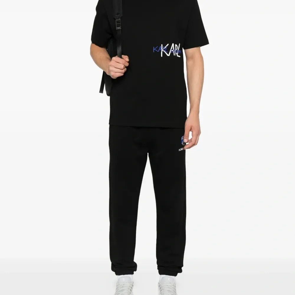 Футболка с вышитым логотипом