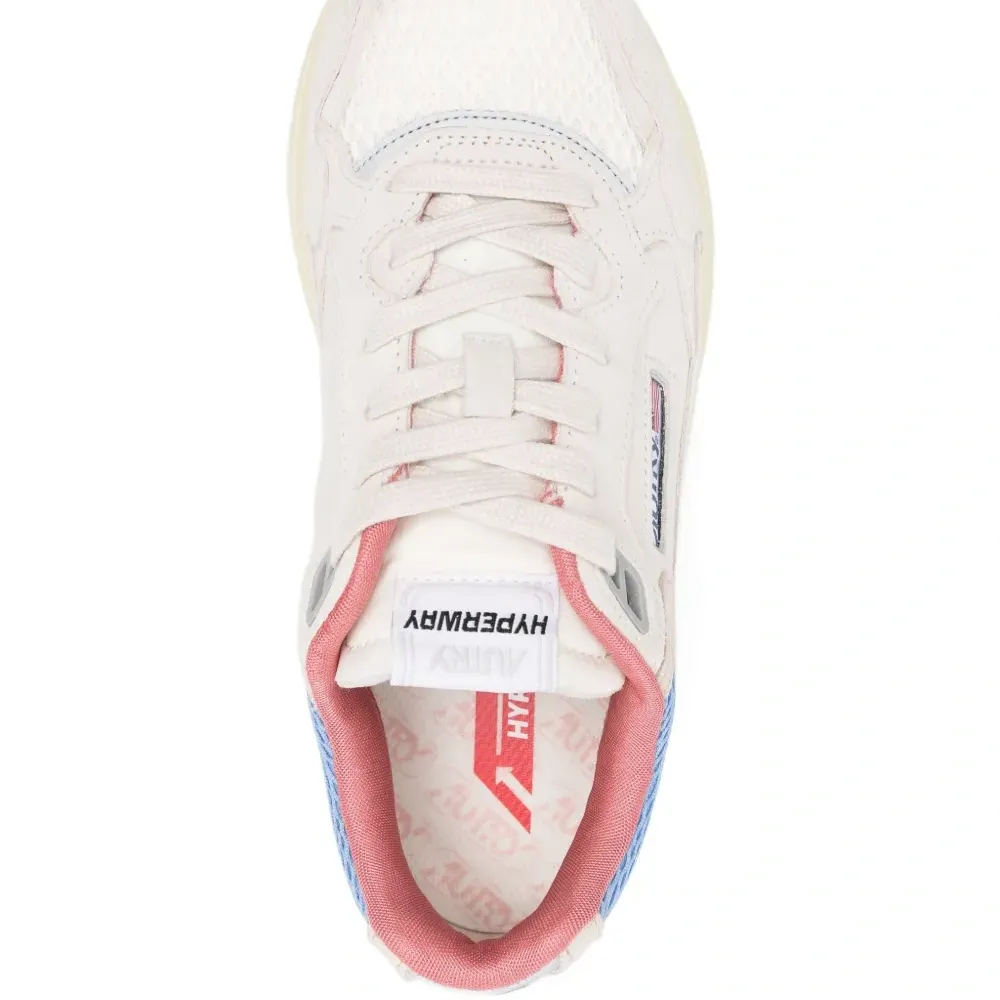 Кроссовки с сетчатыми вставками