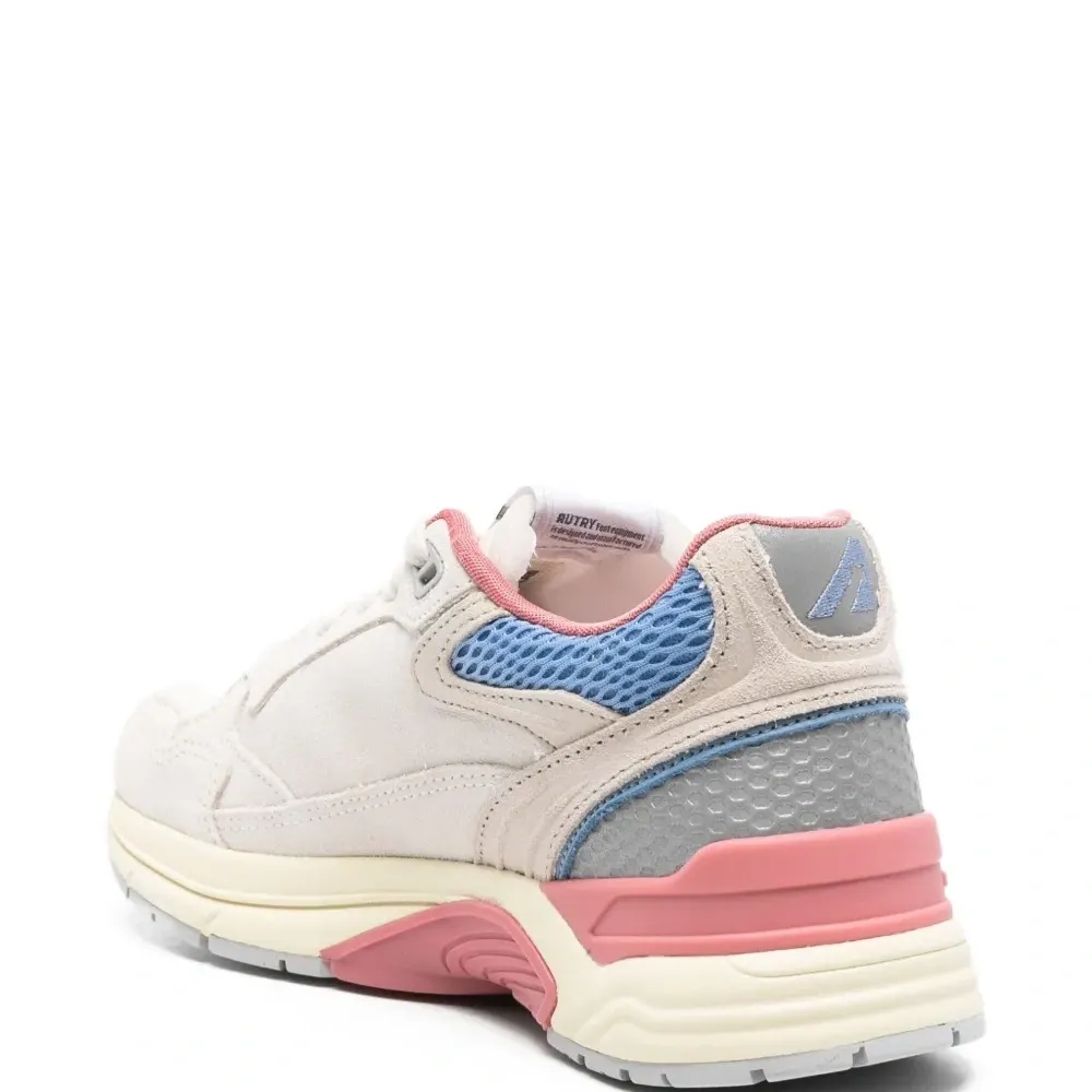 Кроссовки с сетчатыми вставками