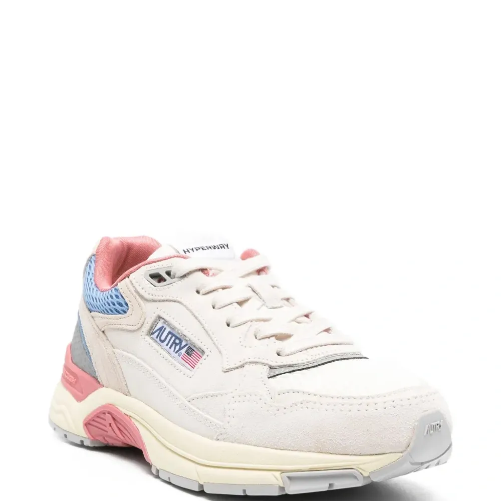 Кроссовки с сетчатыми вставками