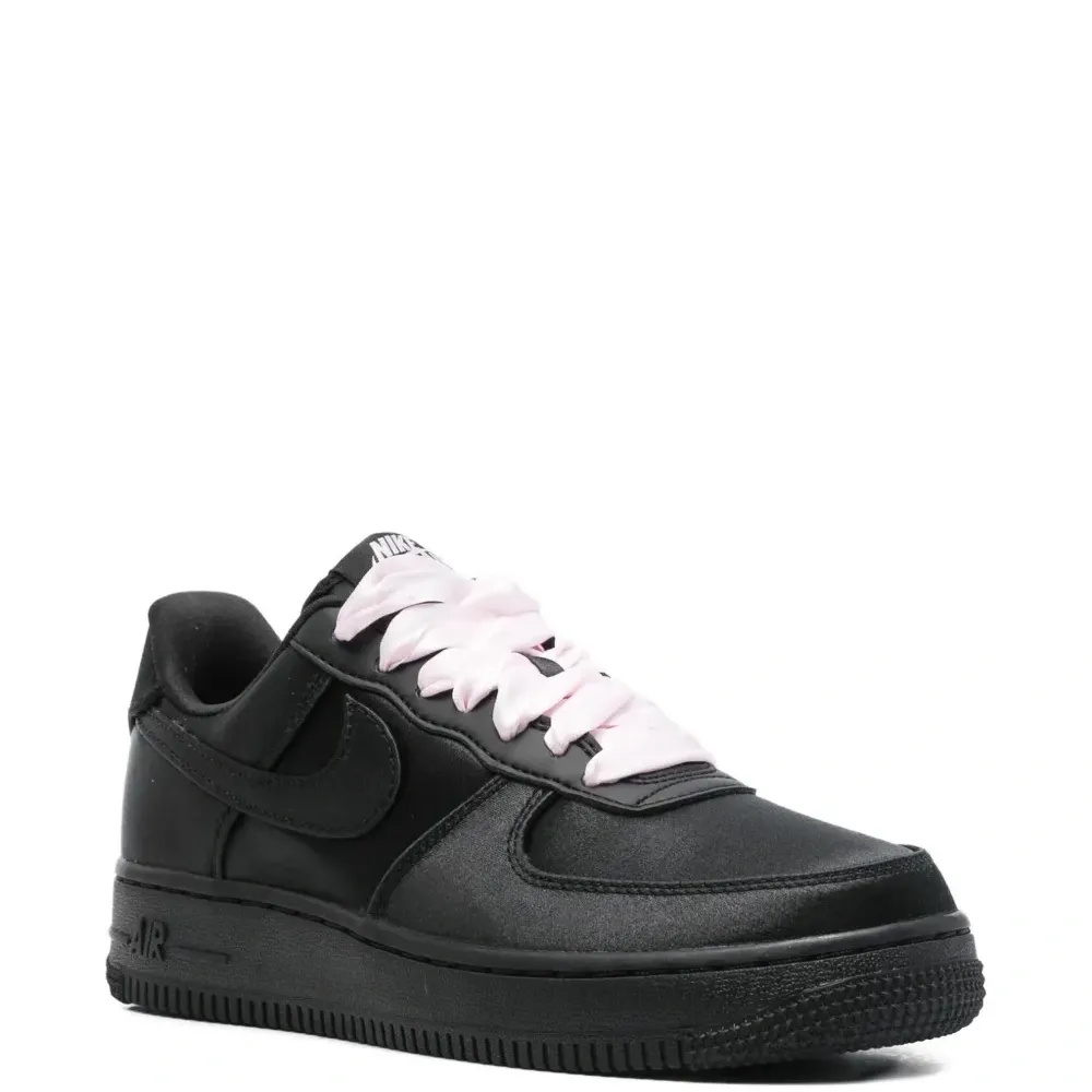 Кроссовки на шнуровке