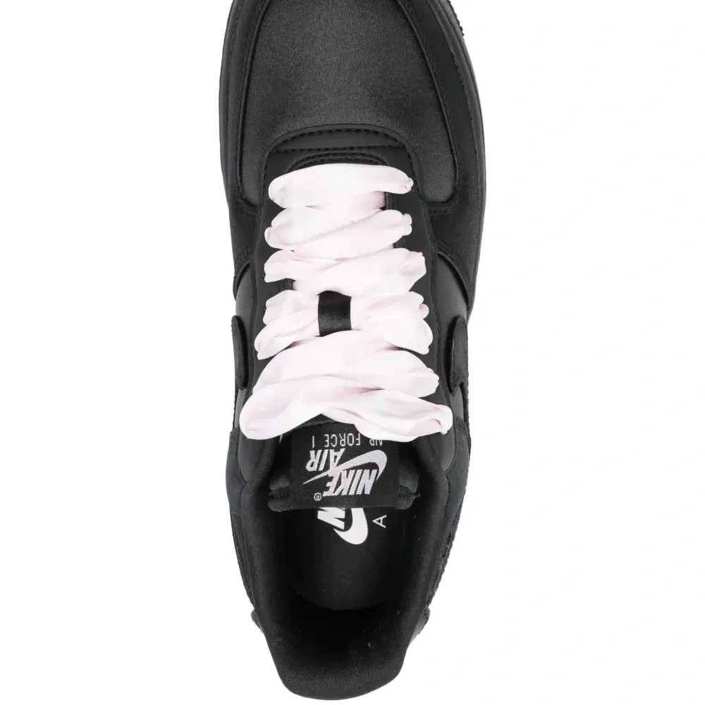 Кроссовки на шнуровке