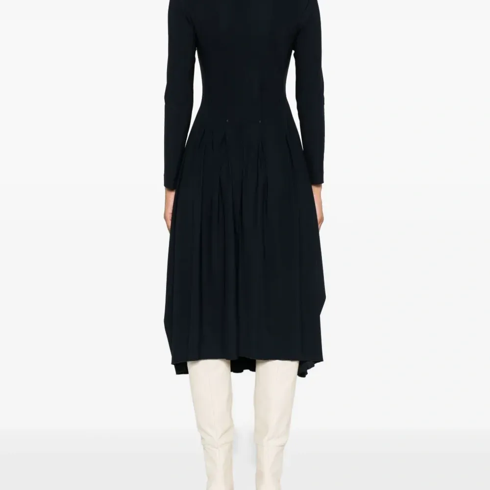 платье с рукавами три четверти и V-образным вырезом