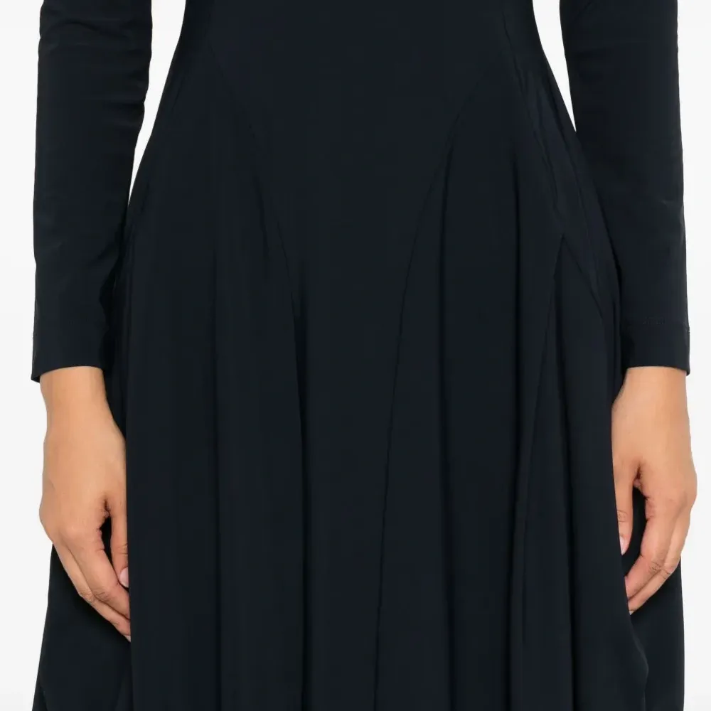 платье с рукавами три четверти и V-образным вырезом