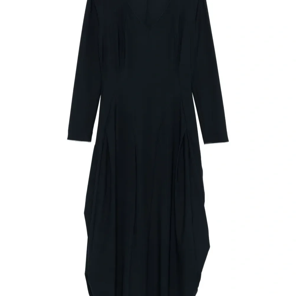 платье с рукавами три четверти и V-образным вырезом