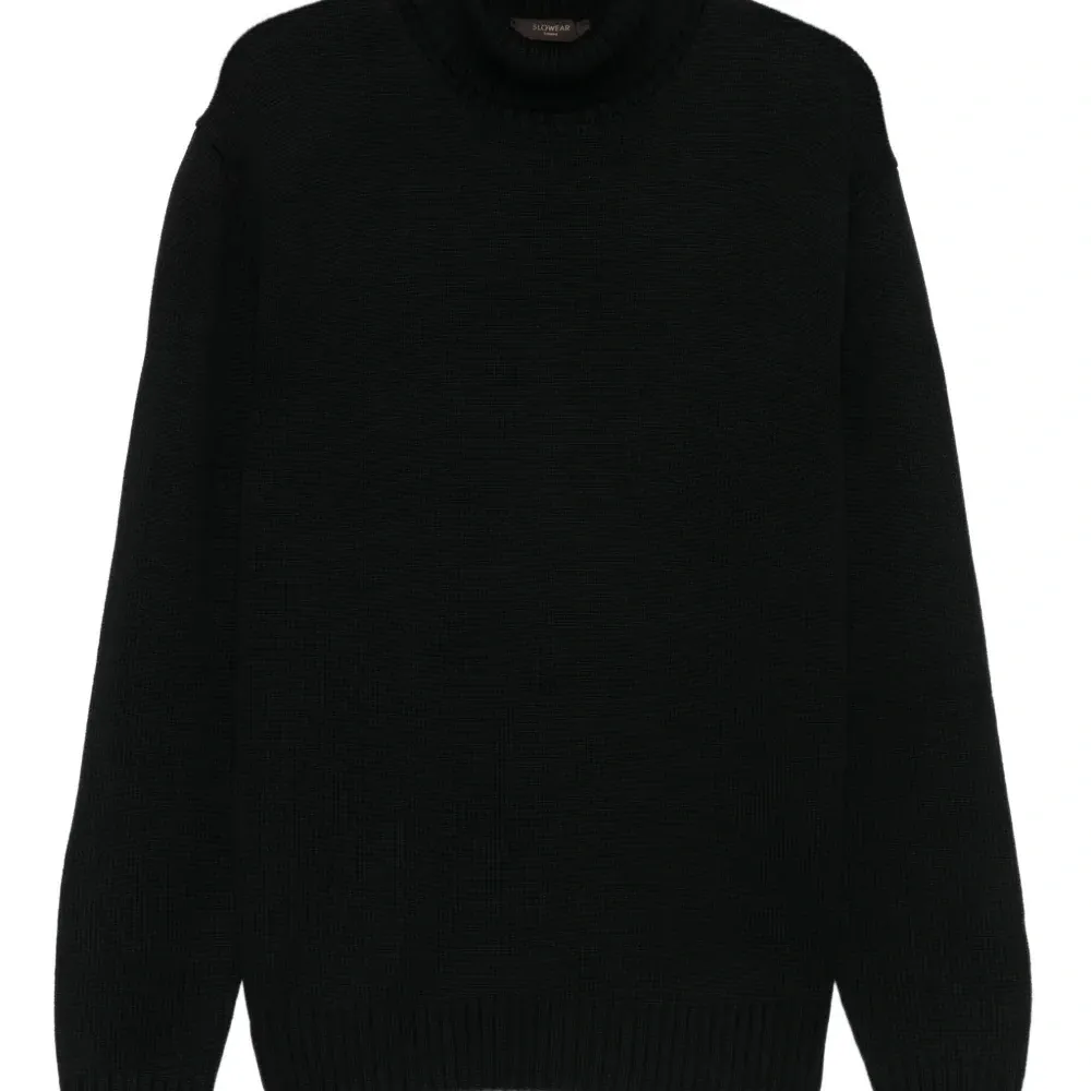 шерстяной свитер с высоким воротником