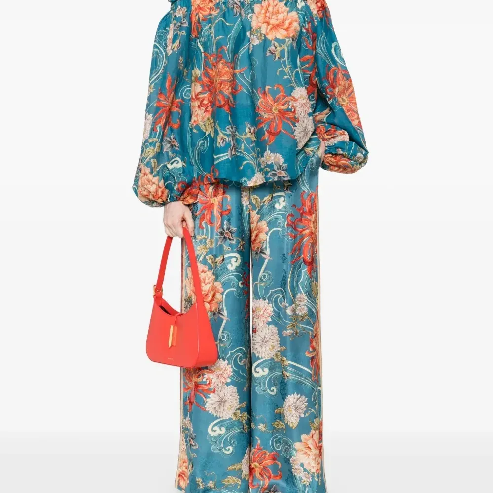 Блузка с открытыми плечами и цветочным принтом Блузка с открытыми плечами и цветочным принтом