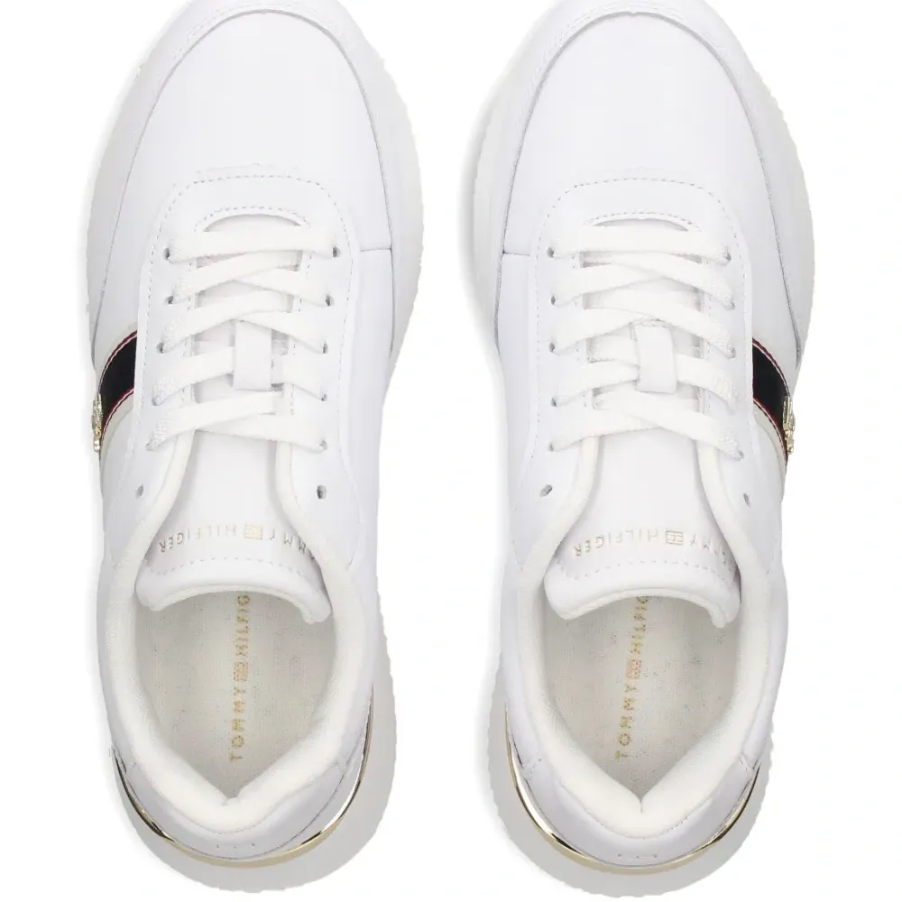 Кроссовки с контрастными полосками