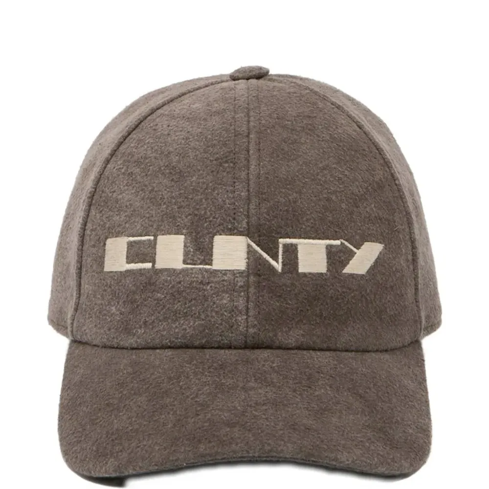 Бейсболка с вышитым логотипом