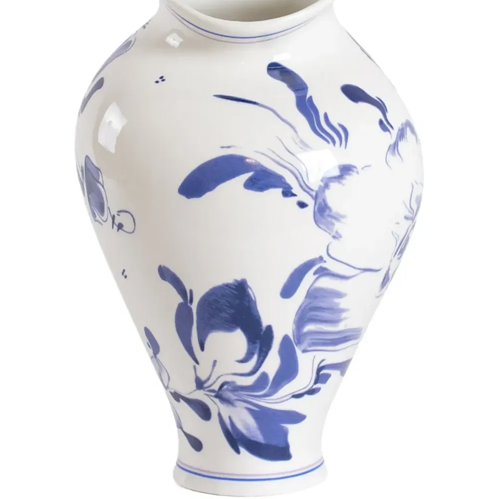 Фарфоровая ваза с цветочным принтом