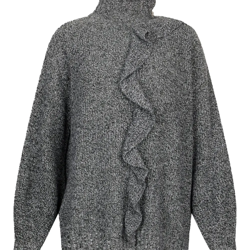 Свитер с высоким воротником и оборками