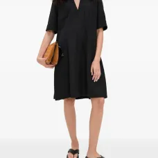 Платье с короткими рукавами и воротником Платье с короткими рукавами и воротником