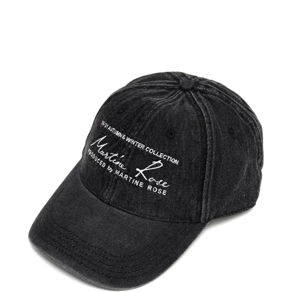 Джинсовая кепка с вышитым логотипом