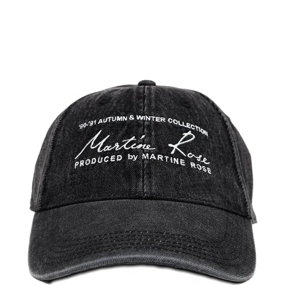 Джинсовая кепка с вышитым логотипом