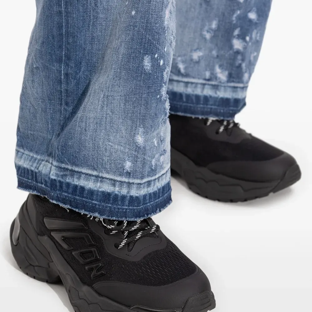 Массивные кроссовки на шнуровке