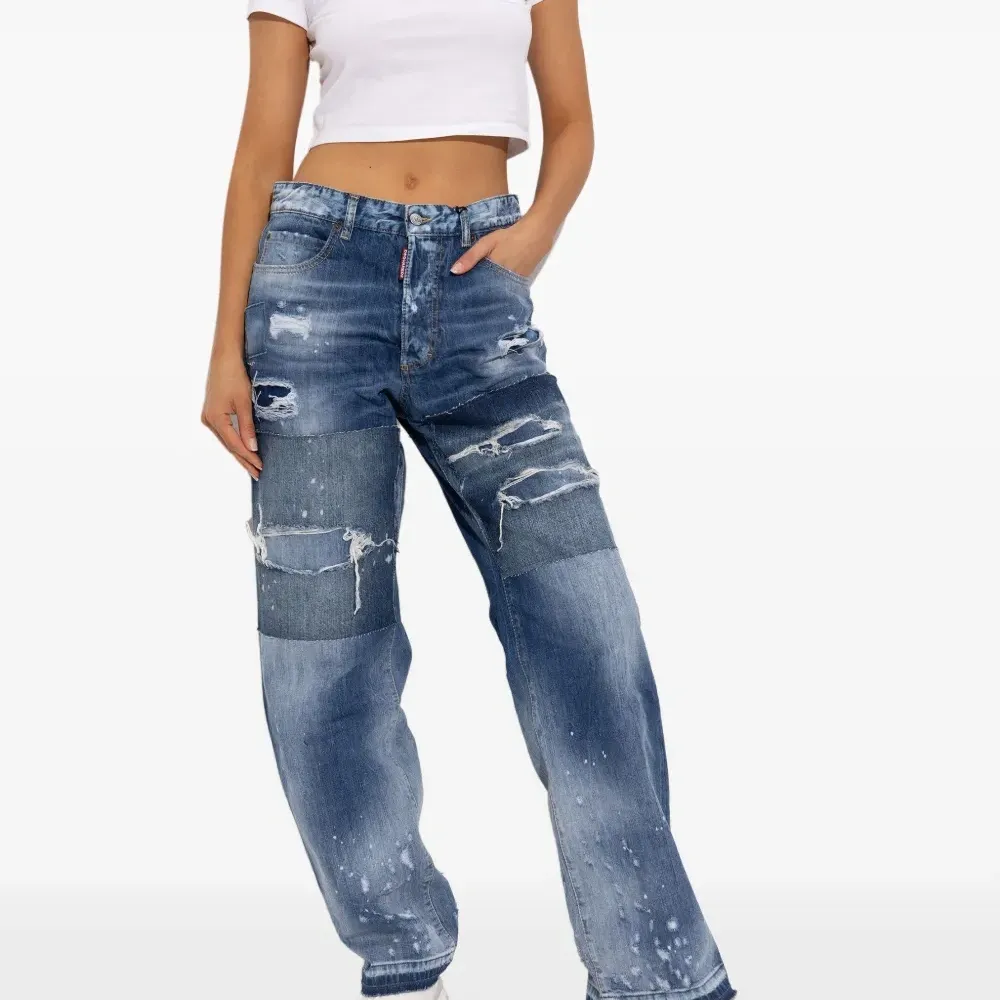 Кроссовки с тисненым логотипом