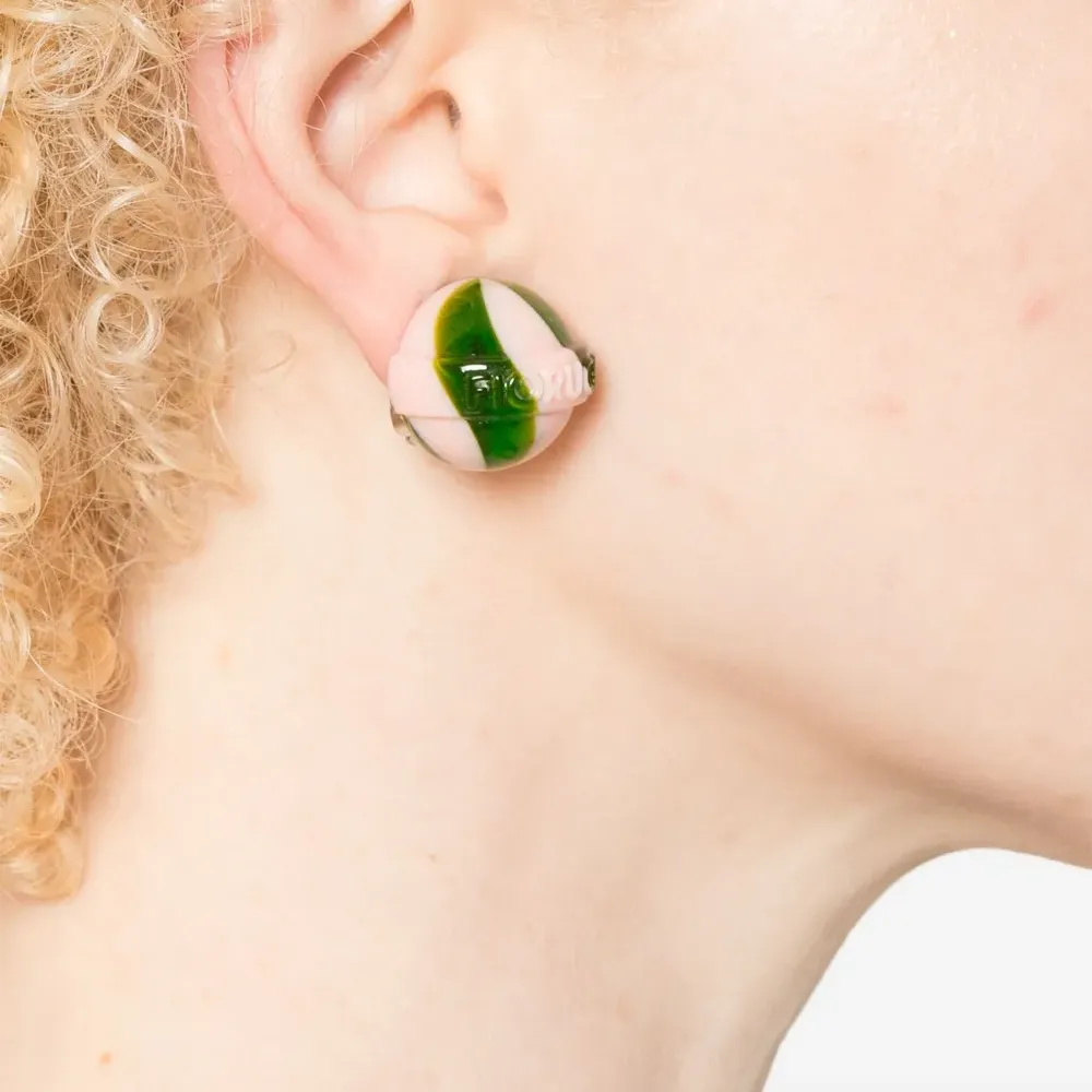 Клипса с завитым узором