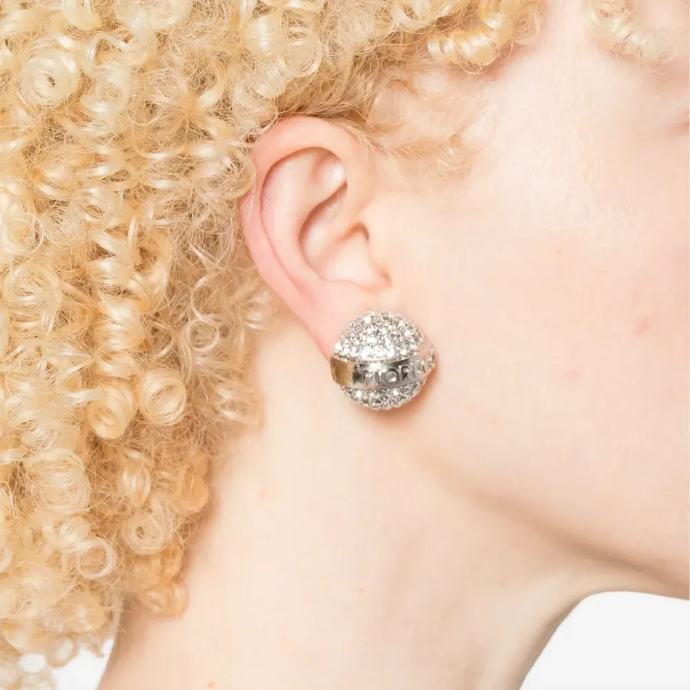 Серьга, украшенная кристаллами