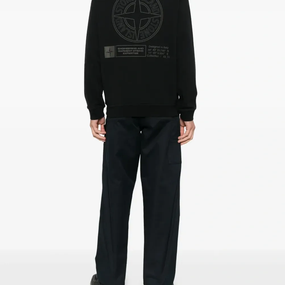 Толстовка с вышитым логотипом