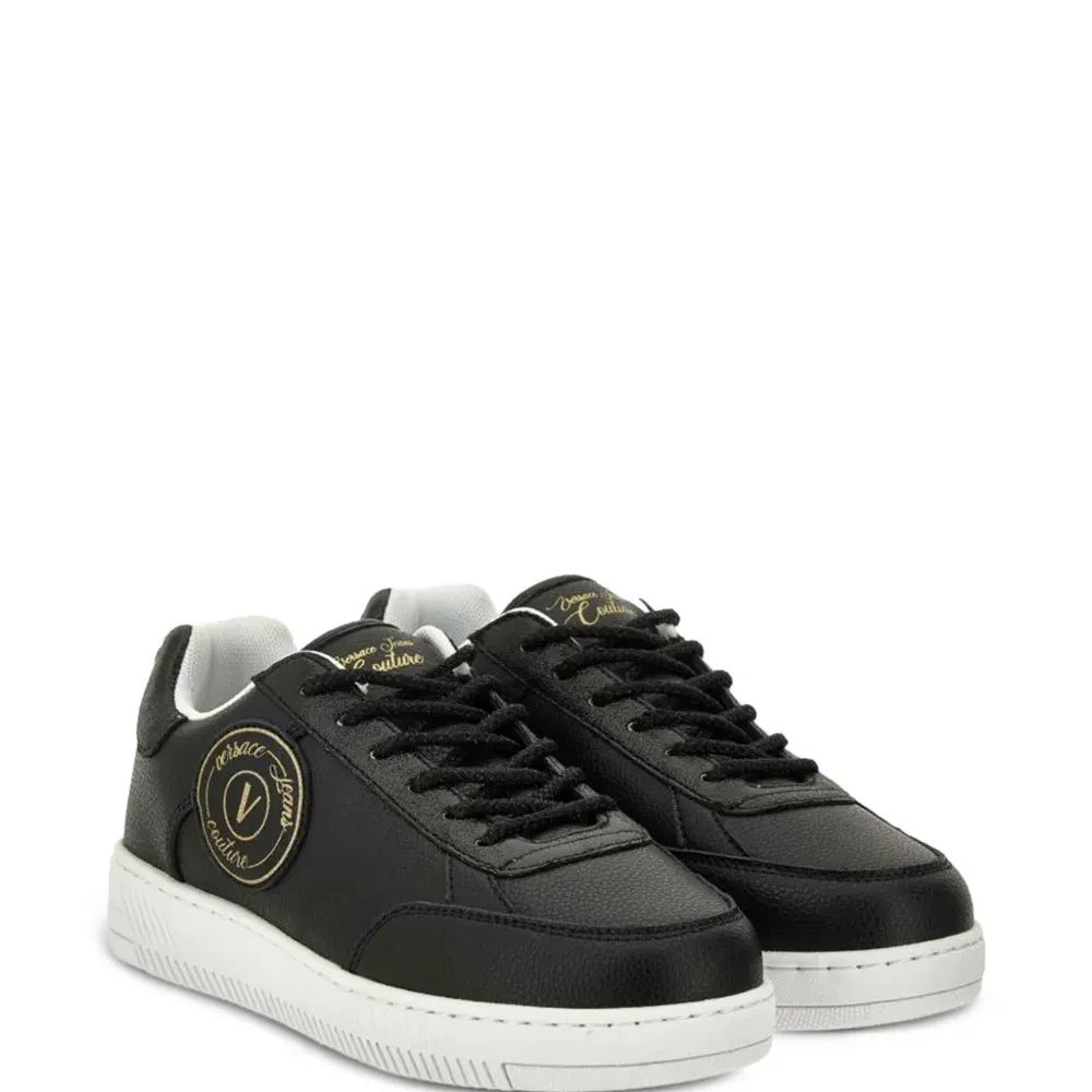 Кеды с нашивкой-логотипом