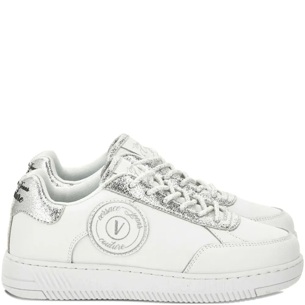 Кроссовки с логотипом