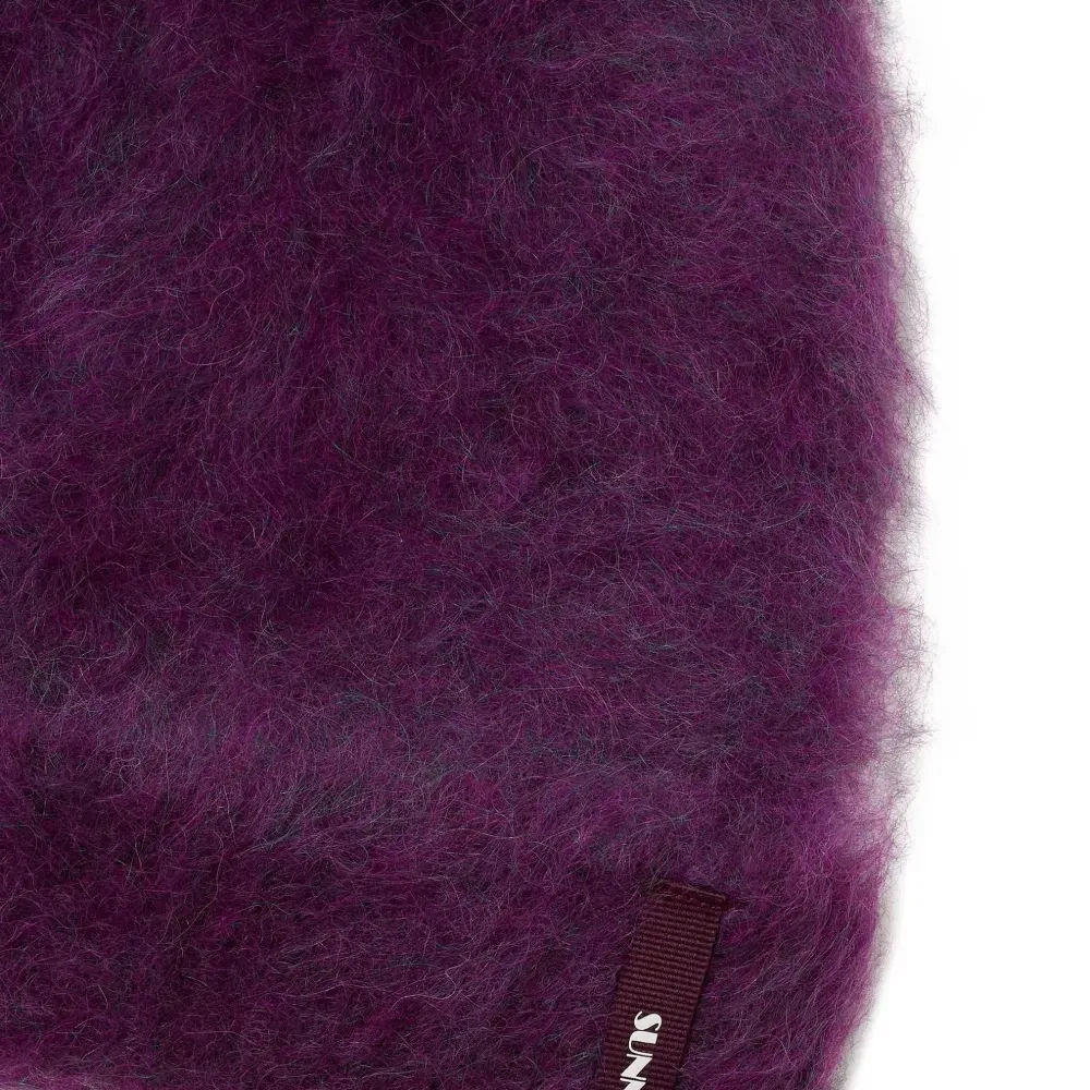 Вязаная шапка из пушистой пряжи