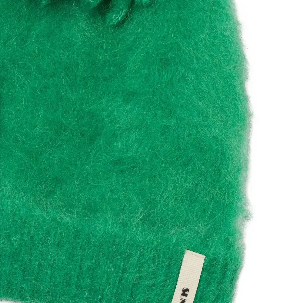 Вязаная шапка с помпоном